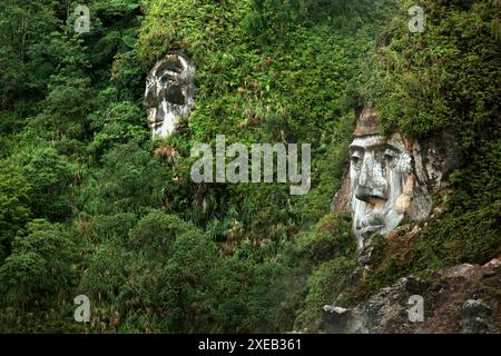 Visages géants illustrant les personnages de Toar et Lumimuut, ancêtres du peuple Minahasan selon la mythologie locale, dans le nord de Sulawesi, Indonésie. Banque D'Images