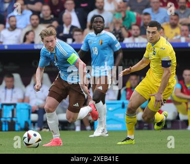 Stuttgart, Allemagne. 26 juin 2024. Kevin de Bruyne (G), belge, cherche à passer le ballon lors du match du Groupe E de l'UEFA Euro 2024 entre la Belgique et l'Ukraine à Stuttgart, Allemagne, le 26 juin 2024. Crédit : Philippe Ruiz/Xinhua/Alamy Live News Banque D'Images