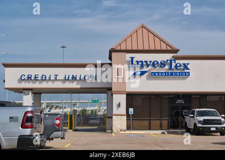 Houston, Texas États-Unis 04-07-2024 : vitrine d'entreprises Investex Credit union. Banque D'Images