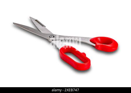 Vue en angle élevé une paire de ciseaux de cuisine en métal avec poignée en plastique rouge.. Banque D'Images