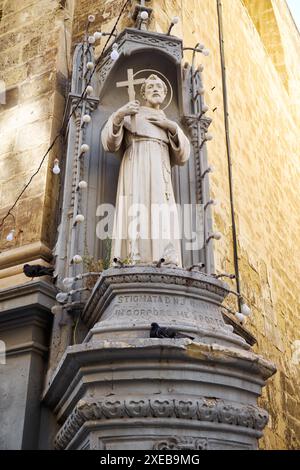 La statue de Saint François d'assise au coin de l'église Saint François d'assise, la Valette, Malte Banque D'Images