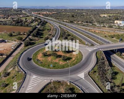 Autoroute ma-19 et rond-point de la zone industrielle de son Noguera Banque D'Images