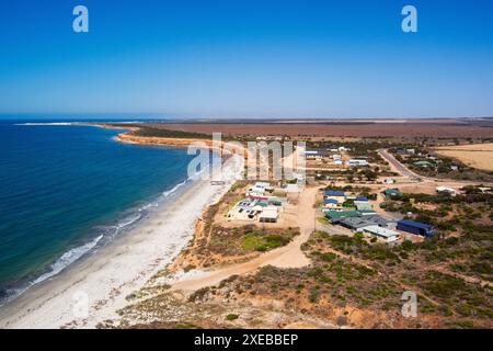 Vue aérienne de Port Gibbon, une ville côtière d'Australie méridionale. L'image capture la proximité de la ville à l'océan avec ses plages de sable blanc et c Banque D'Images