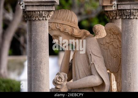 Edicule avec ange de pensée en mémoire de Gabriel Bordoy Banque D'Images