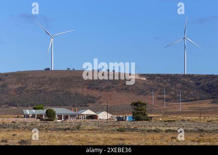 Farm House en face des éoliennes géantes qui bordent les collines du parc éolien Lincoln Gap près de Port Augusta en Australie méridionale Banque D'Images