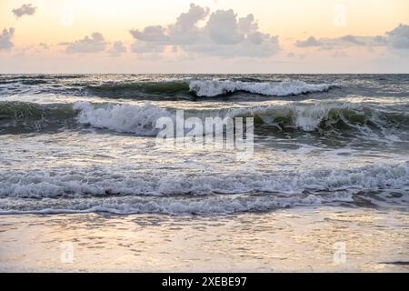 Surf océanique au lever du soleil sur Ponte Vedra Beach dans le nord-est de la Floride. (ÉTATS-UNIS) Banque D'Images