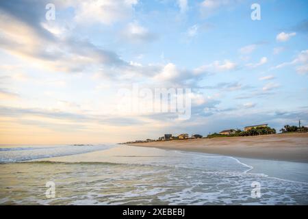 Vue sur l'océan des maisons de plage au lever du soleil à South Ponte Vedra Beach, Floride. (ÉTATS-UNIS) Banque D'Images