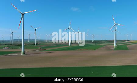 Éoliennes et champs agricoles Banque D'Images