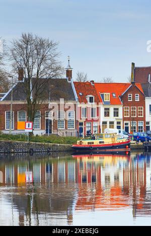 Vue sur la rue et le canal à Haarlem, Hollande Banque D'Images