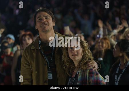 DATE DE SORTIE : 2 août 2024. TITRE : piège. STUDIO : Warner Bros. RÉALISATEUR : M. Night Shyamalan. INTRIGUE : un père et sa fille adolescente assistent à un concert pop seulement pour réaliser qu'ils sont entrés au centre d'un événement sombre et sinistre. EN VEDETTE : JOSH HARTNETT dans le rôle de Cooper, ARIEL DONOGHUE dans le rôle de Riley. (Crédit image : © Warner Bros/Entertainment Pictures/ZUMAPRESS.com) USAGE ÉDITORIAL UNIQUEMENT ! Non destiné à UN USAGE commercial ! Banque D'Images