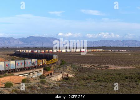 Train module de fret de conteneurs en provenance de Darwin pour Adélaïde traversant les plaines salines à la périphérie de Port Augusta Australie méridionale Banque D'Images
