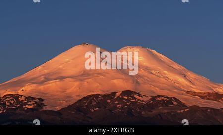 Mont Elbrus au lever du soleil dans les montagnes du Caucase Banque D'Images