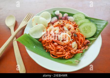 Mi Aceh, Mie Aceh ou nouilles Acehnese est un plat épicé typique d'Aceh composé de nouilles jaunes épaisses, de tranches de bœuf, de mouton ou de crevettes, de tranches de ​​r Banque D'Images