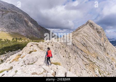 Randonneur sur la crête de Puig de ses Vinyes Banque D'Images