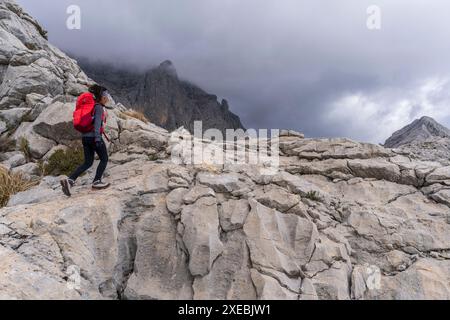 Randonneur sur la crête de Puig de ses Vinyes Banque D'Images