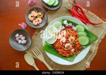 Mi Aceh, Mie Aceh ou nouilles Acehnese est un plat épicé typique d'Aceh composé de nouilles jaunes épaisses, de tranches de bœuf, de mouton ou de crevettes, de tranches de ​​r Banque D'Images