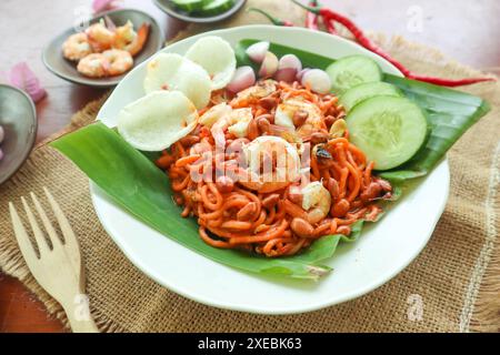 Mi Aceh, Mie Aceh ou nouilles Acehnese est un plat épicé typique d'Aceh composé de nouilles jaunes épaisses, de tranches de bœuf, de mouton ou de crevettes, de tranches de ​​r Banque D'Images