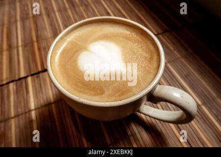 Café cappuccino dans un café, une photo atmosphérique d'une tasse de café Banque D'Images