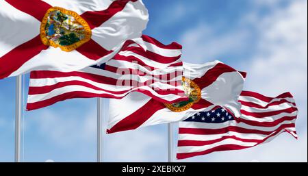 Drapeaux de Floride et des États-Unis agitant au vent par temps clair. Banque D'Images