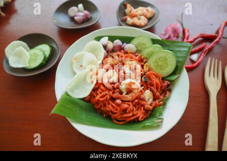 Mi Aceh, Mie Aceh ou nouilles Acehnese est un plat épicé typique d'Aceh composé de nouilles jaunes épaisses, de tranches de bœuf, de mouton ou de crevettes, de tranches de ​​r Banque D'Images