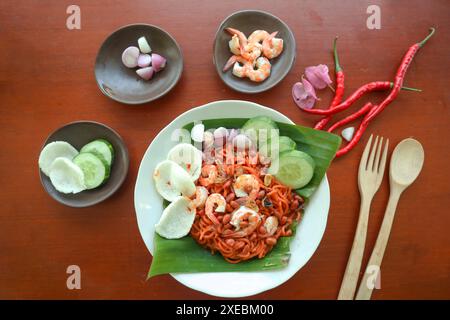 Mi Aceh, Mie Aceh ou nouilles Acehnese est un plat épicé typique d'Aceh composé de nouilles jaunes épaisses, de tranches de bœuf, de mouton ou de crevettes, de tranches de ​​r Banque D'Images