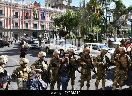 La Paz, Bolivie. 26 juin 2024. Des soldats boliviens se rassemblent près du palais du gouvernement à la Paz, Bolivie, le 26 juin 2024. Le président bolivien Luis Arce a dénoncé mercredi ce qui semblait être une tentative de coup d'État alors que des groupes de soldats lourdement armés marchaient sur la place à l'extérieur du siège du gouvernement à la Paz. Crédit : Roberto Aranda/Xinhua/Alamy Live News Banque D'Images