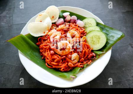 Mi Aceh, Mie Aceh ou nouilles Acehnese est un plat épicé typique d'Aceh composé de nouilles jaunes épaisses, de tranches de bœuf, de mouton ou de crevettes, de tranches de ​​r Banque D'Images