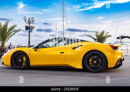 Voiture de sport jaune Ferrari Spider sur yacht marina au coucher du soleil Banque D'Images