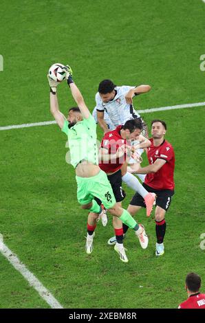 Gelsenkirchen. 26 juin 2024. Le gardien de but géorgien Giorgi Mamardashvili (1er l) réalise un arrêt lors du match UEFA Euro 2024 Groupe F opposant le Portugal et la Géorgie à Gelsenkirchen, Allemagne, le 26 juin 2024. Crédit : Bai Xuefei/Xinhua/Alamy Live News Banque D'Images