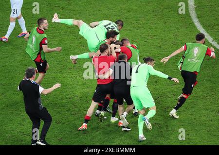 Gelsenkirchen. 26 juin 2024. Team Georgia célèbre après le match du Groupe F de l'UEFA Euro 2024 entre le Portugal et la Géorgie à Gelsenkirchen, en Allemagne, le 26 juin 2024. Crédit : Bai Xuefei/Xinhua/Alamy Live News Banque D'Images