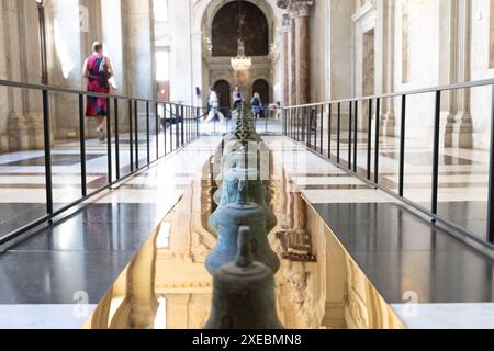 Amsterdam, pays-Bas. 26 juin 2024. Les cloches originales du carillon du palais sont vues lors de l'avant-première de presse pour l'exposition 'look Up! Un toit plein d'histoires à raconter' au Palais Royal d'Amsterdam, pays-Bas, le 26 juin 2024. L’exposition sera ouverte au public du 29 juin au 22 septembre, offrant aux visiteurs la possibilité de regarder de plus près les œuvres d’art qui se trouvent normalement sur le toit du palais. Crédit : Sylvia Lederer/Xinhua/Alamy Live News Banque D'Images