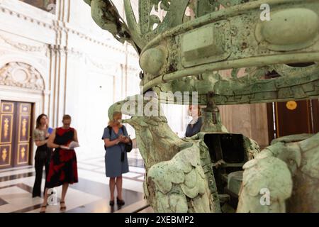 Amsterdam, pays-Bas. 26 juin 2024. Les visiteurs regardent une exposition lors de l'avant-première de presse de l'exposition 'look Up! Un toit plein d'histoires à raconter' au Palais Royal d'Amsterdam, pays-Bas, le 26 juin 2024. L’exposition sera ouverte au public du 29 juin au 22 septembre, offrant aux visiteurs la possibilité de regarder de plus près les œuvres d’art qui se trouvent normalement sur le toit du palais. Crédit : Sylvia Lederer/Xinhua/Alamy Live News Banque D'Images