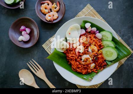 Mi Aceh, Mie Aceh ou nouilles Acehnese est un plat épicé typique d'Aceh composé de nouilles jaunes épaisses, de tranches de bœuf, de mouton ou de crevettes, de tranches de ​​r Banque D'Images