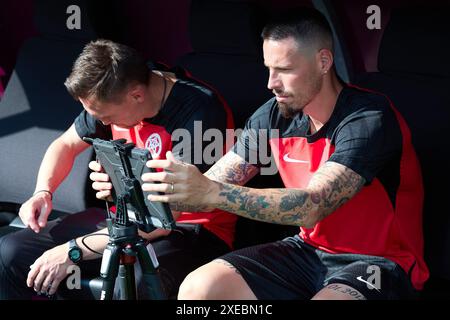 Francfort, Allemagne. 26 juin 2024. Les entraîneurs slovaques se préparent avant le match de l'UEFA Euro 2024 Groupe E entre la Slovaquie et la Roumanie à Francfort, en Allemagne, le 26 juin 2024. Crédit : Meng Dingbo/Xinhua/Alamy Live News Banque D'Images