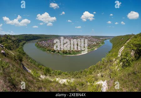 Vue imprenable sur le Dnister River Canyon. Vue sur la ville de Zalishchyky, région de Ternopil, Ukraine. Banque D'Images