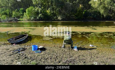 Homme pêchant sur la rive de la réserve naturelle spéciale 'Koviljsko-Petrovaradinski rit' sur la rive gauche du Danube, Voïvodine, Serbie Banque D'Images