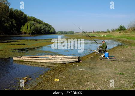 Homme pêchant sur la rive de la réserve naturelle spéciale 'Koviljsko-Petrovaradinski rit' sur la rive gauche du Danube, Voïvodine, Serbie Banque D'Images