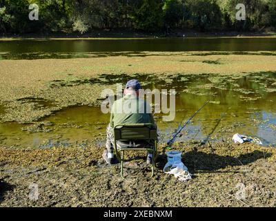 Homme pêchant sur la rive de la réserve naturelle spéciale 'Koviljsko-Petrovaradinski rit' sur la rive gauche du Danube, Voïvodine, Serbie Banque D'Images