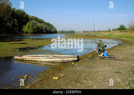 Homme pêchant sur la rive de la réserve naturelle spéciale 'Koviljsko-Petrovaradinski rit' sur la rive gauche du Danube, Voïvodine, Serbie Banque D'Images