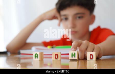 enfant avec trouble déficitaire de l'attention frustré de faire ses devoirs, importance des besoins éducatifs Banque D'Images