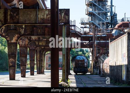 Hattingen, Allemagne - 24 septembre 2023 : installations autour du haut fourneau de l'usine sidérurgique Henrichshuette, aujourd'hui musée du patrimoine industriel, Ha Banque D'Images