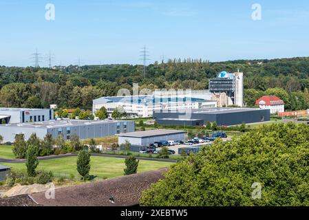 Hattingen, Allemagne - 24 septembre 2023 : vue de la partie industrielle de Hattingen depuis le haut fourneau, usine sidérurgique désaffectée de Henrichshuette, maintenant un i. Banque D'Images