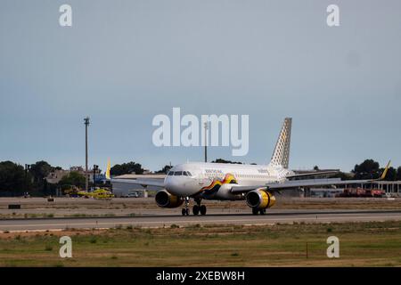 20240626 Palma de Majorque PALMA, ESPAGNE - JUIN 26 2024 : EC-LVS VUELING AIRBUS A320-200 at - Palma de Majorque le 26 juin 2024 à Palma, . Palma Baleares Espagne *** 20240626 Palma de Majorque PALMA, ESPAGNE JUIN 26 2024 EC LVS VUELING AIRBUS A320 200 à Palma de Majorque le 26 juin 2024 à Palma, Palma Baleares Espagne Banque D'Images