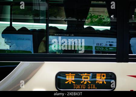 Tokyo, Japon. 27 juin 2024. Un bus passe devant un écran électronique montrant le taux de change en temps réel du yen japonais par rapport au dollar américain à Tokyo, Japon, le 27 juin 2024. Le dollar américain a grimpé jusqu'à 160,88 yens à New York, marquant le niveau le plus faible de la monnaie japonaise depuis décembre 1986 et dépassant les 160,24 yens frappés le 29 avril, un niveau qui a incité le Japon à intervenir en achetant le yen contre la monnaie américaine. Crédit : Zhang Xiaoyu/Xinhua/Alamy Live News Banque D'Images