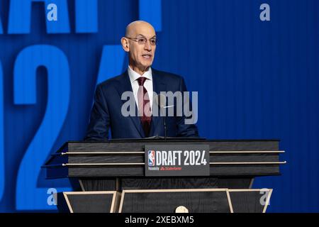 Adam Silver, commissaire de la NBA, prend la parole avant le premier tour de la draft 2024 au Barclays Center de Brooklyn, New York, le 26 juin 2024 Banque D'Images