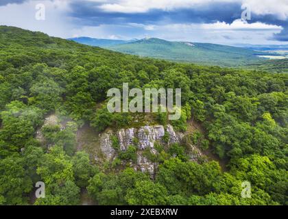 Drone vue sur les rochers et le paysage forestier après la pluie, Slovaquie Banque D'Images