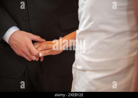 Moment tendre d'échange de bague entre mariée et mariée Banque D'Images
