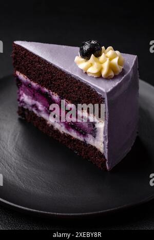 Délicieux gâteau aux myrtilles fraîches ou au cassis avec du fromage à la crème Banque D'Images