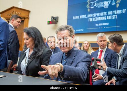 Washington, États-Unis. 26 juin 2024. Randy Travis, artiste du disque, à droite, est rejoint par son épouse Mary Davis, à gauche, alors qu’il comparaît devant un comité de la Chambre sur le pouvoir judiciaire-sous-comité sur les tribunaux, la propriété intellectuelle, et l’audition sur Internet “Radio Music and Copyrights: 100 ans d’iniquité pour les artistes de l’enregistrement » dans le Rayburn House Office Building à Washington, Washington, DC, USA, mercredi, 26 juin 2024. Photo de Rod Lamkey/CNP/ABACAPRESS. COM Credit : Abaca Press/Alamy Live News Banque D'Images