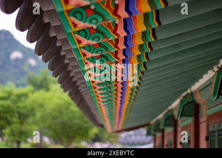 Des motifs complexes ornent les murs du palais de Gyeongbokgung à Séoul, mettant en valeur le riche patrimoine architectural de la Corée. Banque D'Images